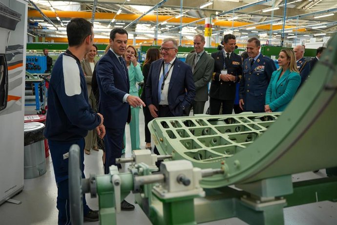 Archivo - El presidente de la Junta de Andalucía, Juanma Moreno, visita las instalaciones de Pilatus Aircraft Ibérica en Alcalá de Guadaíra (Sevilla) en una imagen de diciembre de 2025 . 