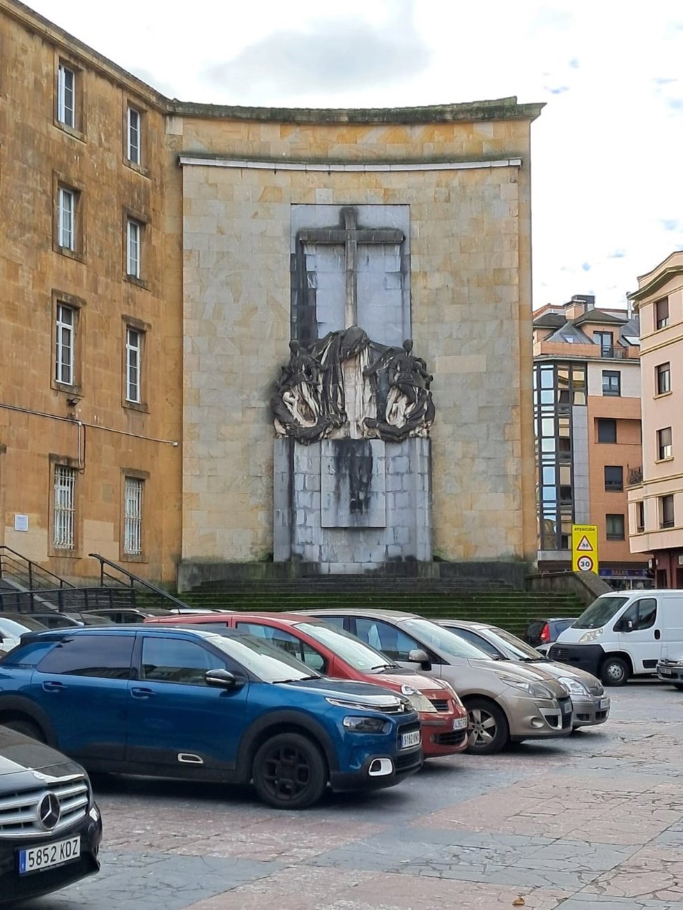 Archivo - Monumento Héroes del Simancas, en el colegio de la Inmaculada, en Gijón.