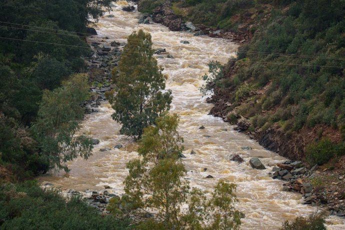 Imagen del embalse Agrio en la localidad sevillana de Aznalcóllar aliviando agua.