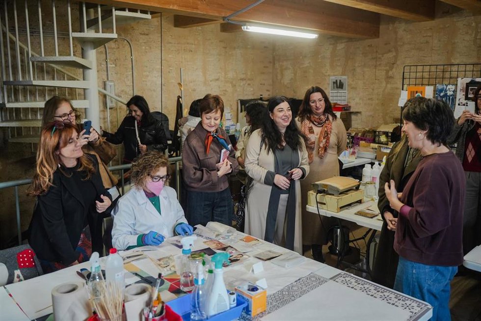 Visita a los laboratorios del proyecto Salvem les Fotos de la Universidad de Valencia