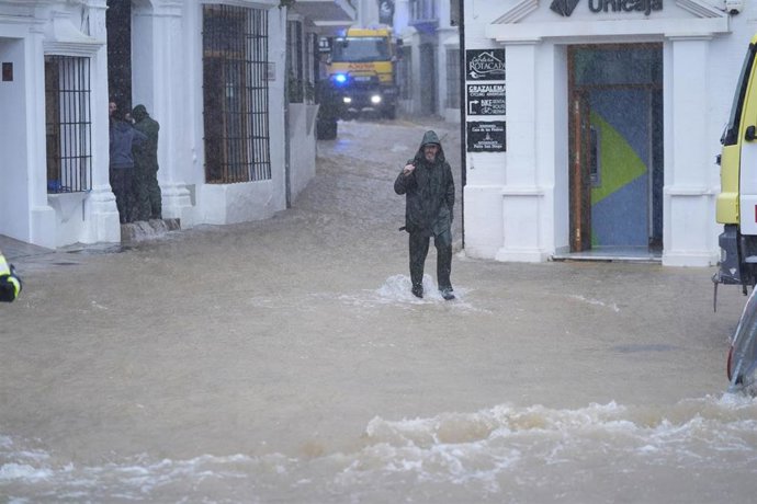 Calle convertida en río en la localidad gaditana de Grazalema tras el paso de la borrasca Leonardo