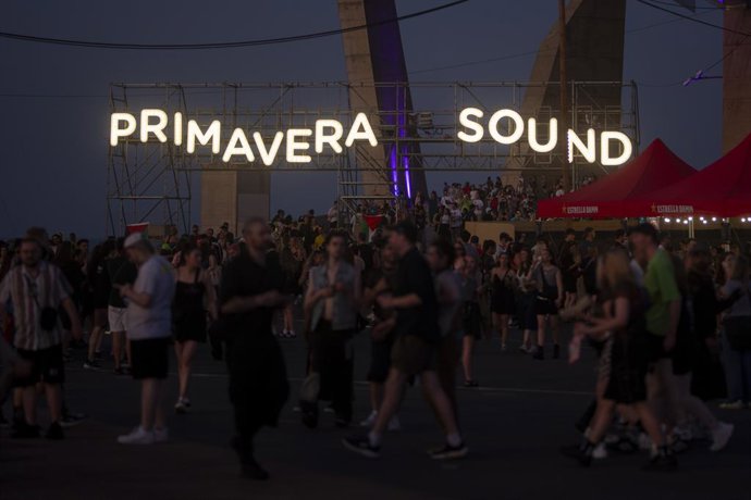 Archivo - Desenes de persones durant el Primavera Sound 2025