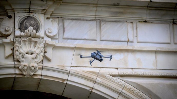 Un dron volando para tomar imágenes de Puertas de Tierra.