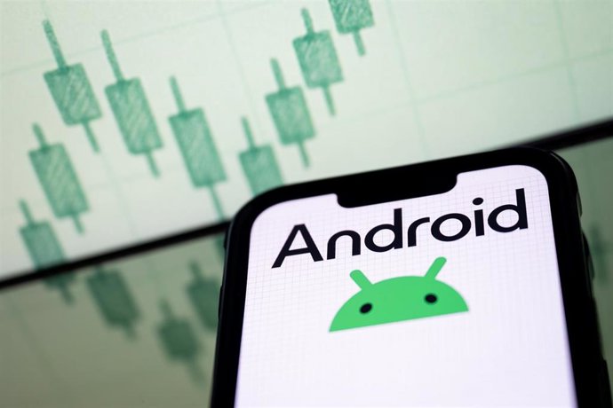 Archivo - October 24, 2025, Poland: In this photo illustration, an Android logo seen displayed on a smartphone screen.