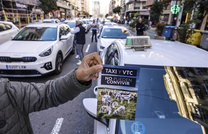 Archivo - Varios taxis durante una manifestación, a 4 de noviembre de 2025, en Valencia, Comunidad Valenciana (España).