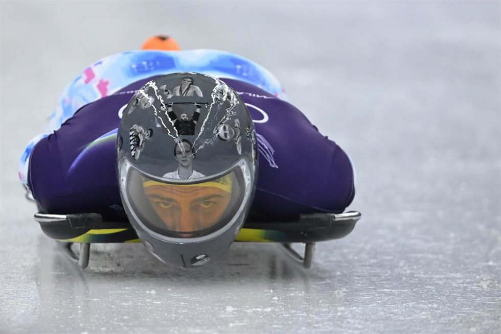 Vladyslav Heraskevych durante un entrenamiento de skeleton en los Juegos de Invierno de 2026 con su casco con imágenes de fallecidos por la invasión de Rusia a Ucrania
