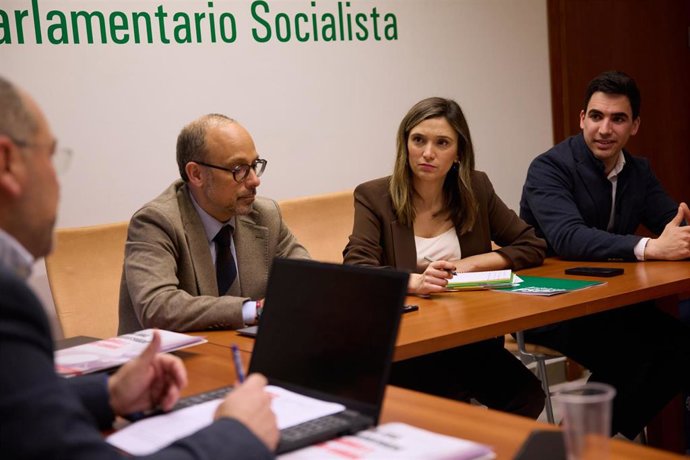 La portavoz del Grupo Socialista en el Parlamento andaluz, María Márquez, en una reunión con sindicatos del sector universitario.