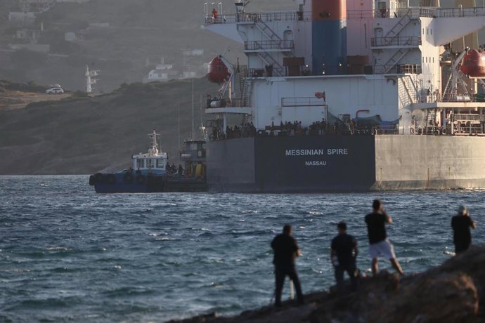 Archivo - Migrantes rescatados cerca de Creta desembarcan en Atenas.