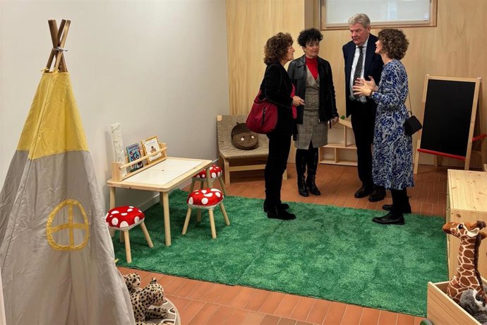 De izda a dcha, la directora general de Justicia, Maite Arenaza; la consejera de Interior, Función Pública y Justicia, Inmaculada Jurío; el fundador del modelo Barnahus, Bragi Gudbrandsson; y Emilie Rivas, de Save The Children.