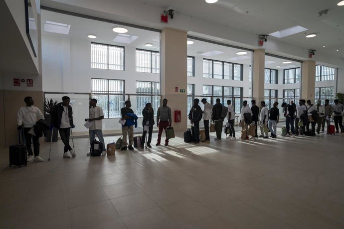 Salida extraordinaria de personas migrantes desde el CETI de Ceuta para descongestionar las instalaciones, a 11 de febrero de 2026, en Ceuta (España)