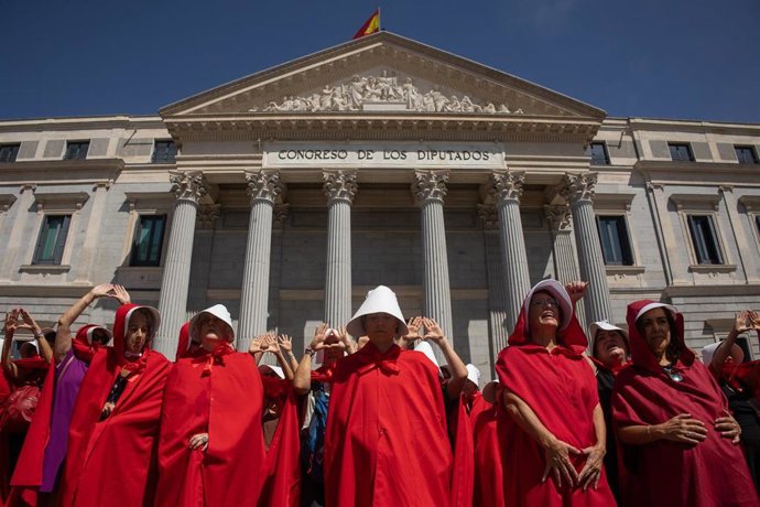 Archivo - (Foto de ARCHIVO) Decenas de personas durante la marcha contra la explotación reproductiva de las mujeres y la compraventa de bebés, en la Plaza de Callao, a 6 de septiembre de 2025, en Madrid (España). 