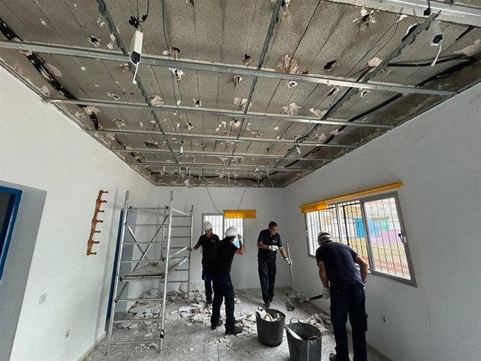 Técnicos municipales ejecutando obras de impermeabilización en el centro de barrio de la barriada España, en Jerez de la Frontera (Cádiz)