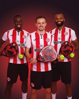 Joma fusiona fútbol y pádel con una pala para el Brentford FC de la Premier League.