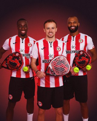 Joma fusiona fútbol y pádel con una pala para el Brentford FC de la Premier League.