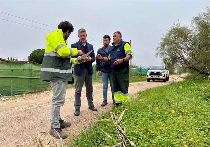 El alcalde de Rota supervisando los destrozos edl temporal en los caminos rurales del municipio.