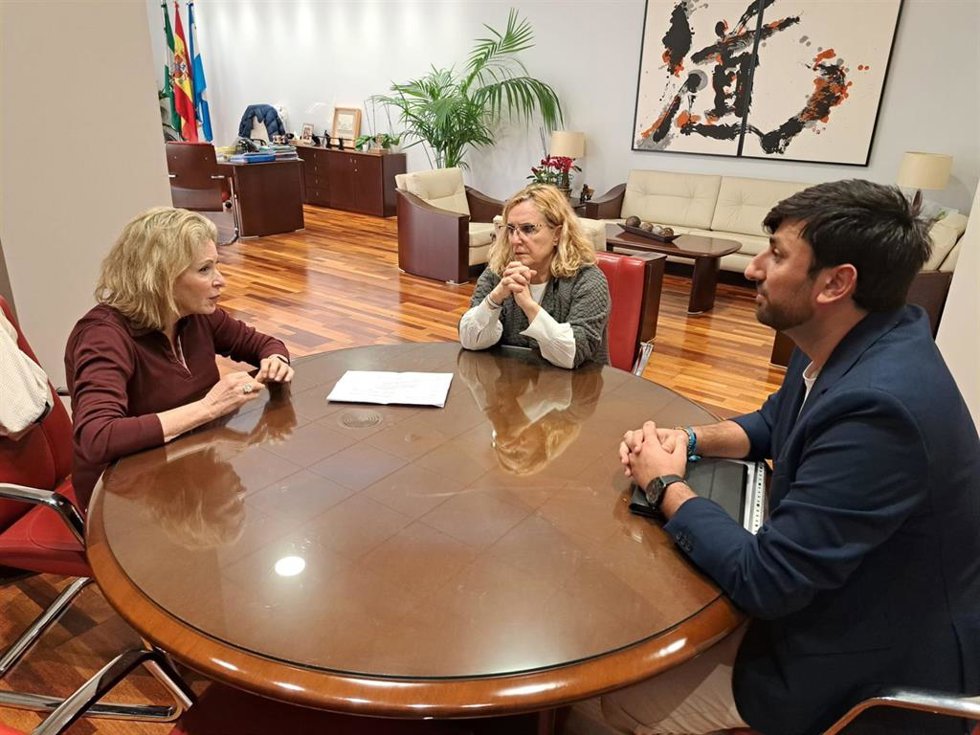 La delegada de Empleo, Empresa y Trabajo Autónomo de la Junta en Málaga, Carmen Sánchez Sierra, ha visitado el Ayuntamiento de Fuengirola, donde se ha reunido con la alcaldesa, Ana Mula , y el edik de Formación, Empleo y Juventud, Isaac Vargas