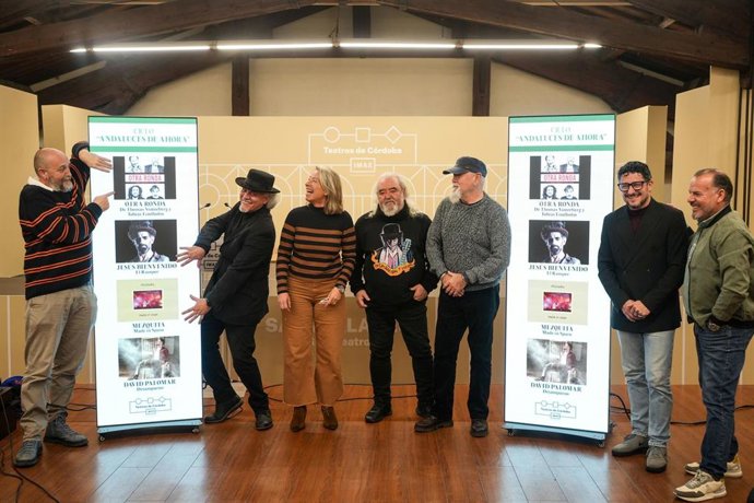 La presidenta del Instituto Municipal de Artes Escénicas de Córdoba, Isabel Albás (centro), en la presentación del ciclo 'Andaluces de ahora'.
