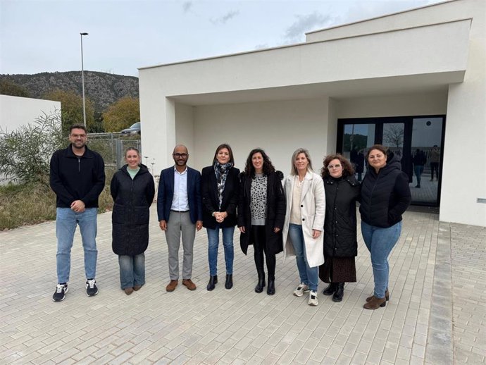 Miembros del PSOE de Calvià, frente al centro de día de Palmanova.