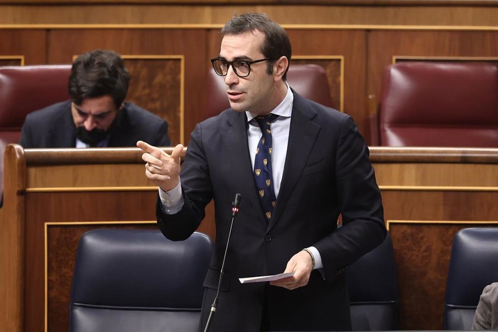 Archivo - El ministro de Economía, Comercio y Empresa, Carlos Cuerpo, interviene durante una sesión de control al Gobierno, en el Congreso de los Diputados, a 19 de noviembre de 2025, en Madrid (España). 