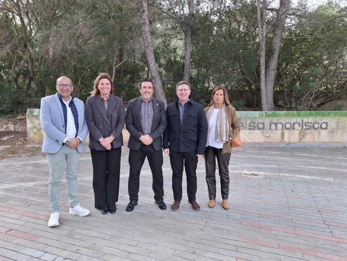 El conseller de Turismo, Guillem Ginard y el alcalde de Calvià, Juan Antonio Amengual, durante una visita al Puig de na Morisca.