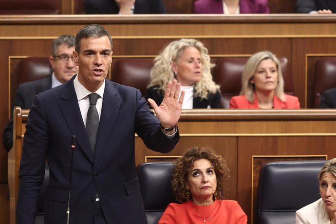O presidente do Governo, Pedro Sánchez (à esquerda), e a primeira vice-presidente do Governo e ministra das Finanças, María Jesús Montero (à direita), numa sessão de controlo do Governo, no Congresso dos Deputados, em 11 de fevereiro de 2026, em Madrid (E