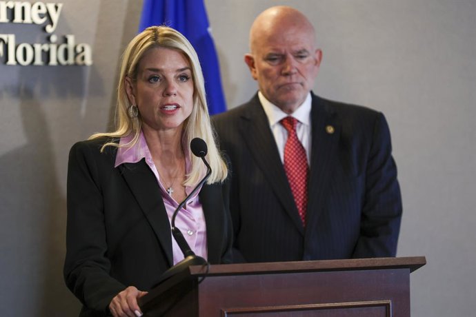 Archivo - October 10, 2025, Tampa, Florida, USA: United States Attorney General Pam Bondi speaks on an arrest involving death threats to conservative host Benny Johnson and his wife Katelyn Johnson during a press conference on Friday, Oct. 10, 2025 in Tam