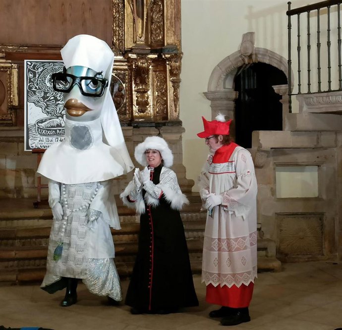 La sardina del Antroxu gijonés, 'Perla Marigna', durante la presentación del Antroxu en la colegiata de San Juan Bautista (Archivo).