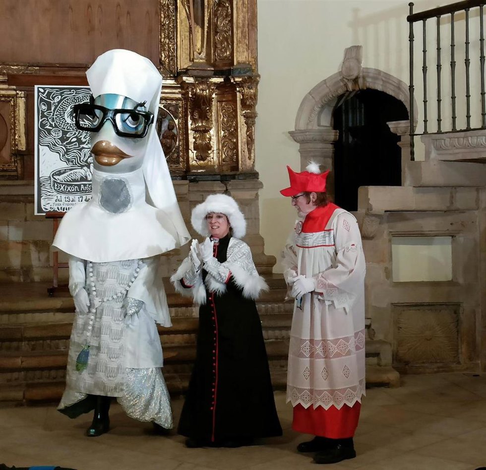 La sardina del Antroxu gijonés, 'Perla Marigna', durante la presentación del Antroxu en la colegiata de San Juan Bautista (Archivo).