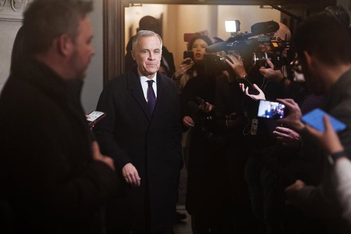 El primer ministro, Mark Carney, ofrece declaraciones a la prensa tras llegar a su oficina en Ottawa.