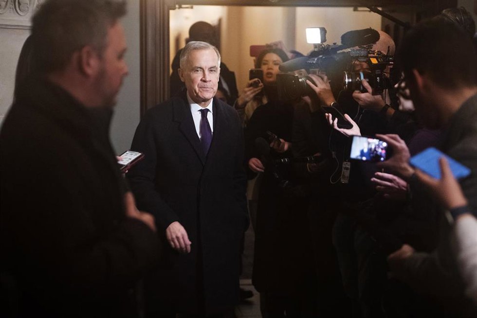 El primer ministro, Mark Carney, ofrece declaraciones a la prensa tras llegar a su oficina en Ottawa.
