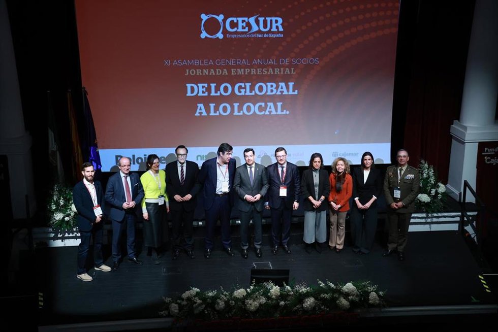 El presidente de la Junta de Andalucía, Juanma Moreno, posa en una foto de familia tras el acto de clausura de la XI Asamblea Empresarial de la Asociación de Empresarios de Sur de España (Cesur). 