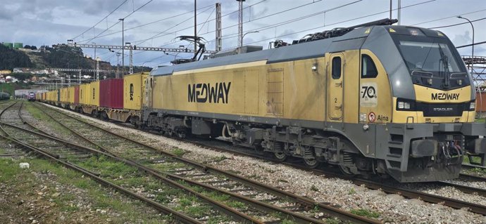 Puesra en funcionamiento del nuevo servicio ferroviario regular de mercancías entre el puerto gijonés de El Musel y León.