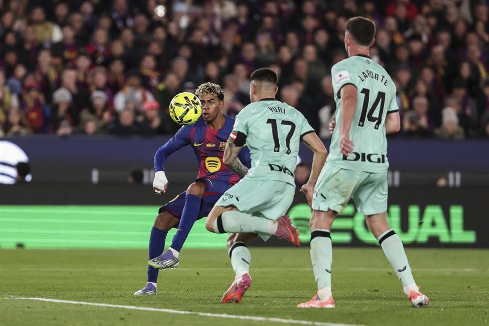 Archivo - El jugador del FC Barcelona Lamine Yamal, durante un partido de LaLiga EA Sports.