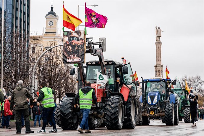 Tractores y manifestantes marchan desde la Plaza de Colón, a 11 de febrero de 2026, en Madrid (España). Convocados por Unión de Uniones de Agricultores y Ganaderos y la Unión Nacional de Asociaciones del Sector Primario Independientes (Unaspi) a nivel nac
