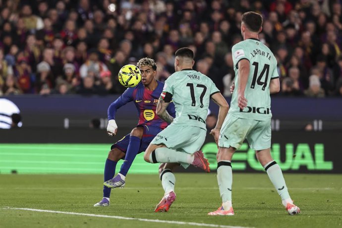 Archivo - Lamine Yamal of FC Barcelona in action during the Spanish league, La Liga EA Sports, football match played between FC Barcelona and Athletic Club at Spotify Camp Nou stadium on November 22, 2025 in Barcelona, Spain.