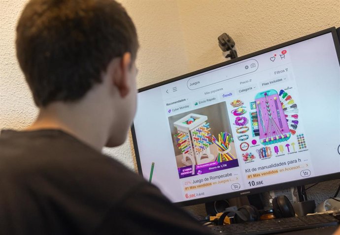 Archivo - Una persona realiza una búsqueda en la plataforma de compras low cost Shein