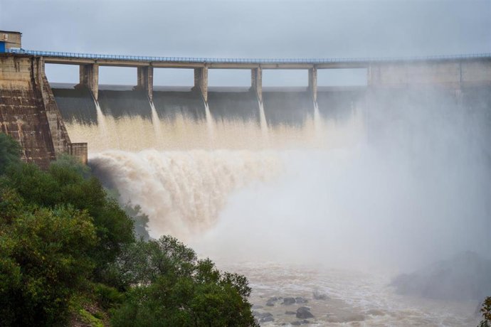 Imagen de la presa del Gergal dentro del término municipal de Guillena (Sevilla) aliviando agua. A 11 de febrero de 2026 en Aznalcóllar, Sevilla (Andalucía, España).