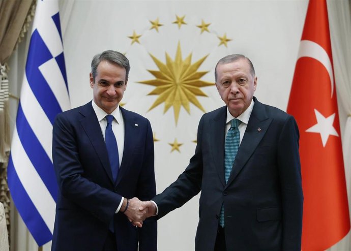 El primer ministro griego, Kyriakos Mitsotakis, y el presidente turco, Recep Tayyip Erdogan, en su reunión en Ankara.