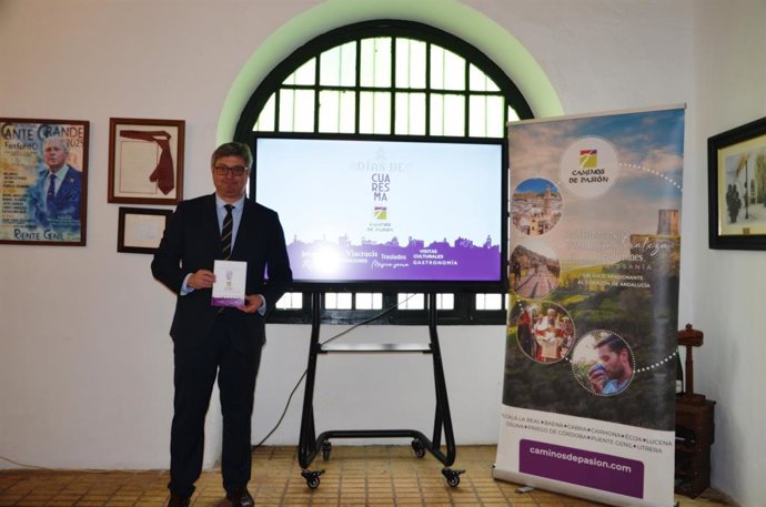 El presidente de Caminos de Pasión y alcalde de Puente Genil, Sergio Velasco, en la presentación de 'Días de Cuaresma'.