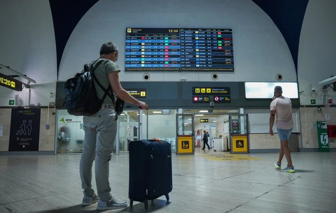 Archivo - Pantalla informativa con los vuelos retrasados en el Aeropuerto de San Pablo. Imagen de archivo.