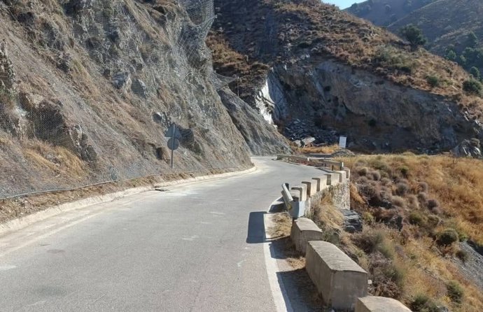 Tras dos días en los que la Diputación ha hecho labores de acondicionamiento de la carretera MA-4105, que va desde Canillas de Aceituno a Sedella, la vía vuelve a estar abierta al tráfico.