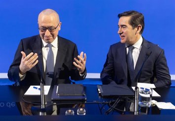 El presidente de BBVA, Carlos Torres Vila (d), y el consejero delegado, Onur Genç (i), presentan los resultados financieros correspondientes al ejercicio 2025, a 5 de febrero de 2026, en Madrid (España). 