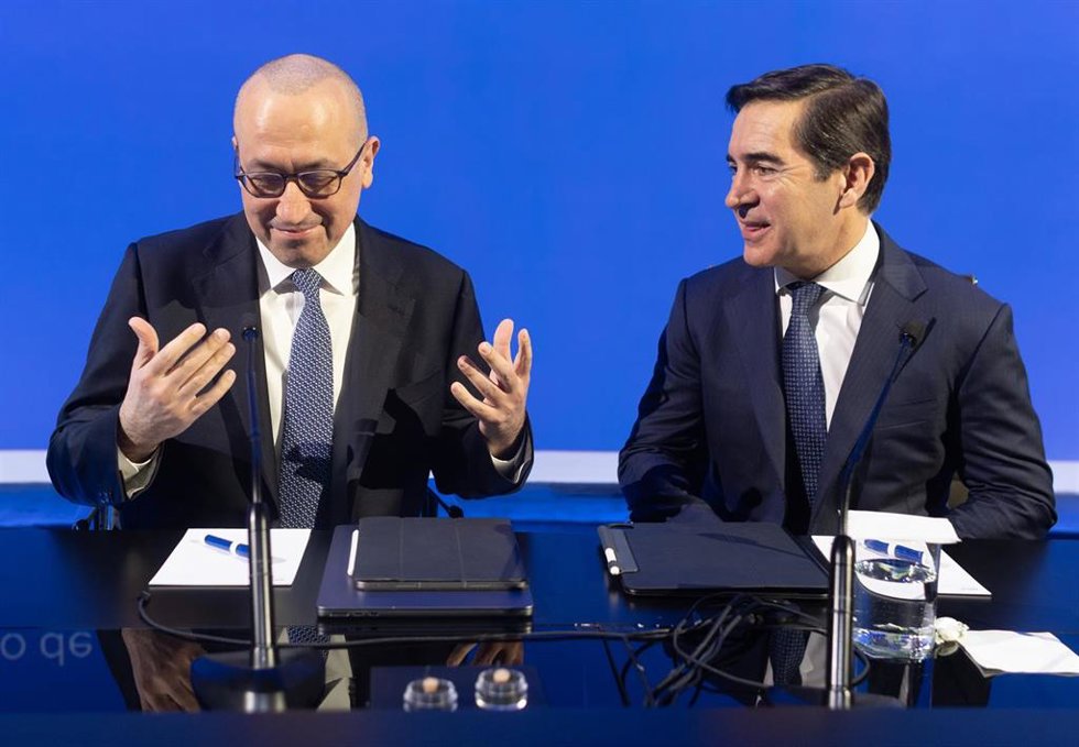 El presidente de BBVA, Carlos Torres Vila (d), y el consejero delegado, Onur Gen (i), presentan los resultados financieros correspondientes al ejercicio 2025, a 5 de febrero de 2026, en Madrid (España). 