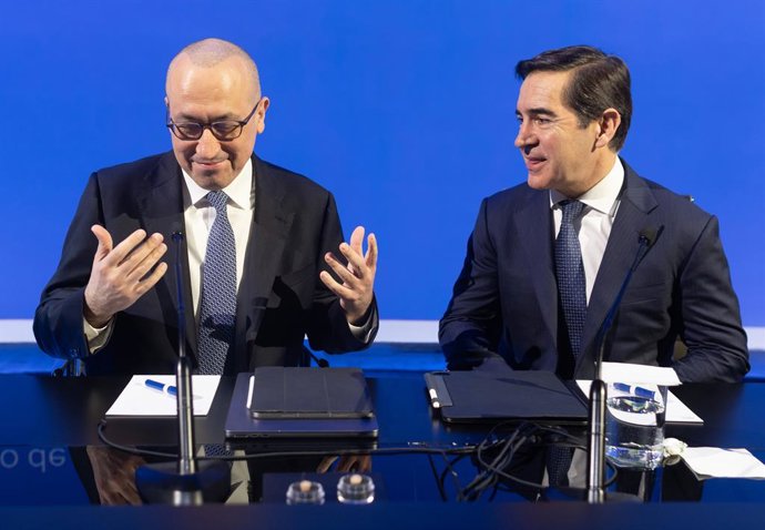 El presidente de BBVA, Carlos Torres Vila (d), y el consejero delegado, Onur Genç (i), presentan los resultados financieros correspondientes al ejercicio 2025, a 5 de febrero de 2026, en Madrid (España). 