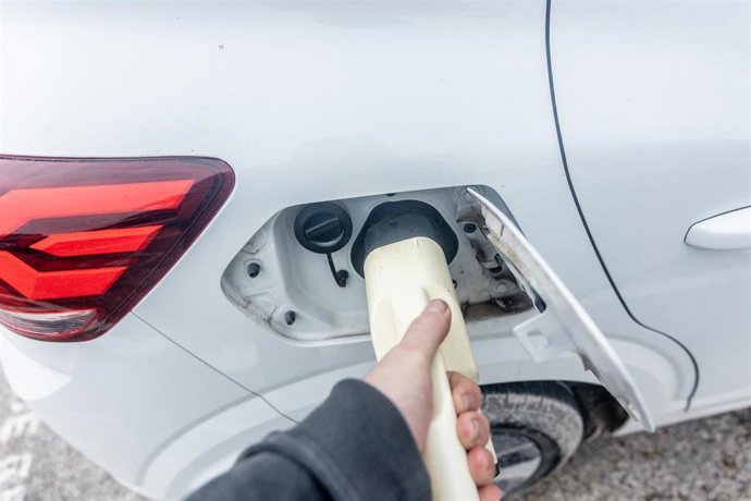 Una persona recargando en un punto de carga, a 13 de enero de 2026, en Madrid (España).