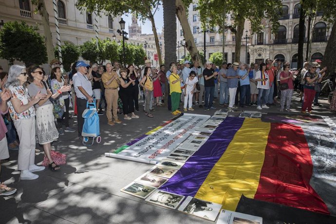 Archivo - Acto memorialista en demanda de exhumar la fosa de Monumento, en foto de archivo.