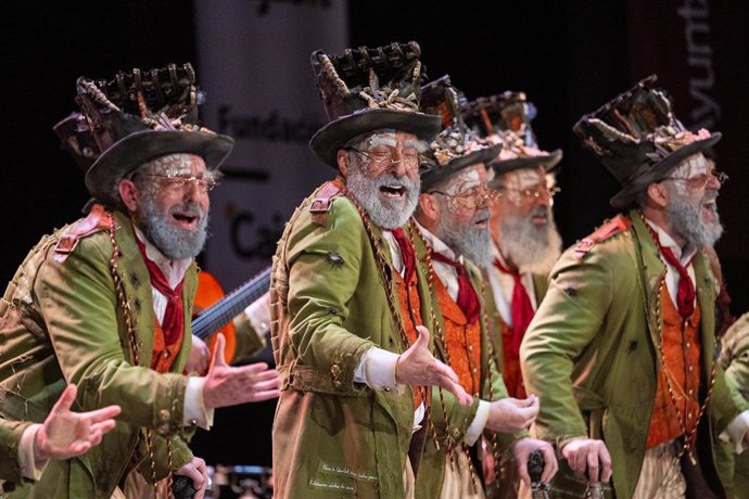 Comparsa 'Los Humanos' de Antonio Martínez Ares durante su pase de semifinales del COAC de Cádiz.