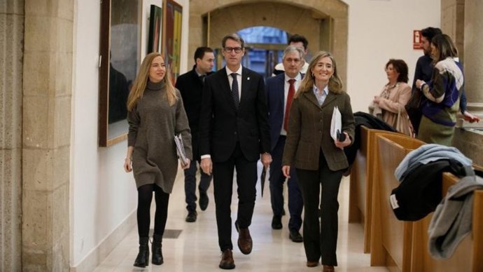 El presidente del Gobierno riojano, Gonzalo Capellán, junto a la presidenta del Parlamento, Marta Fernández Cornago, y la portavoz 'popular' Cristina Maiso