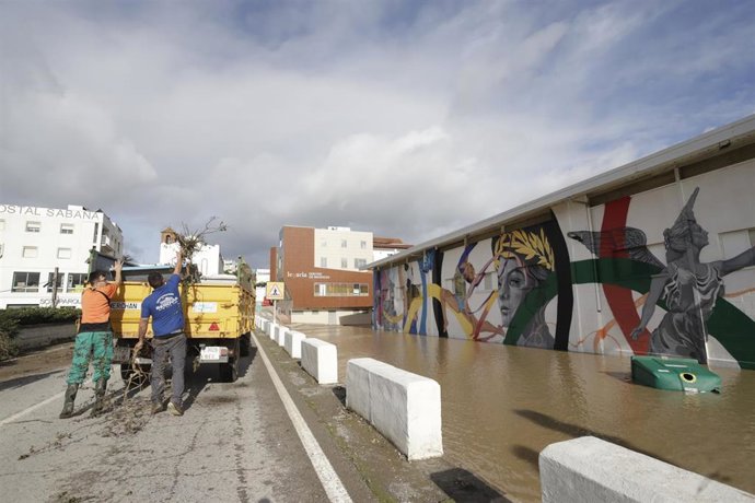 Regresan a sus casas vecinos de San Martín del Tesorillo desalojados por las lluvias. A 08 de febrero de 2026 en San Martín del Tesorillo, Cádiz, Andalucía (España). (Foto de archivo).