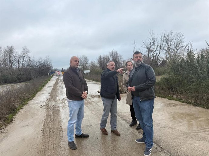 El portavoz de Vox en la Diputación de Córdoba, Rafael Saco (dcha.), en su visita a Almodóvar del Río.